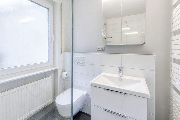 Alle Bäder mit modernen Waschtischen mit Unterschr