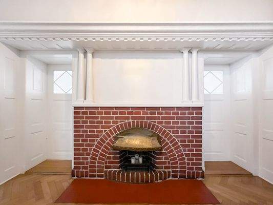 Rotklinkerkamin mit Kassettenelementen aus Massivholz 
