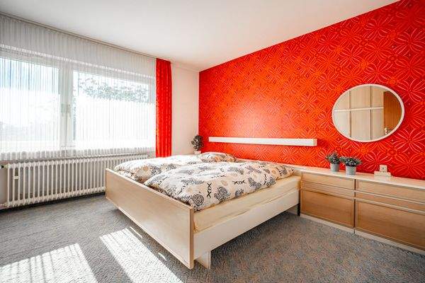 Das Elternschlafzimmer besitzt einen Einbauschrank