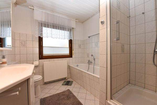 Tageslichtbad mit Dusche und Badewanne 