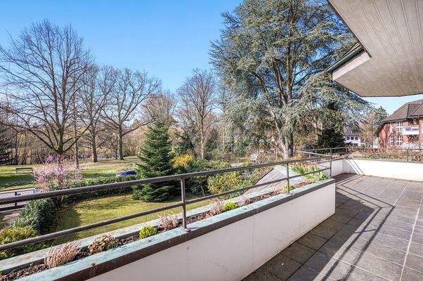 großer Balkon mit Blick auf den Teich