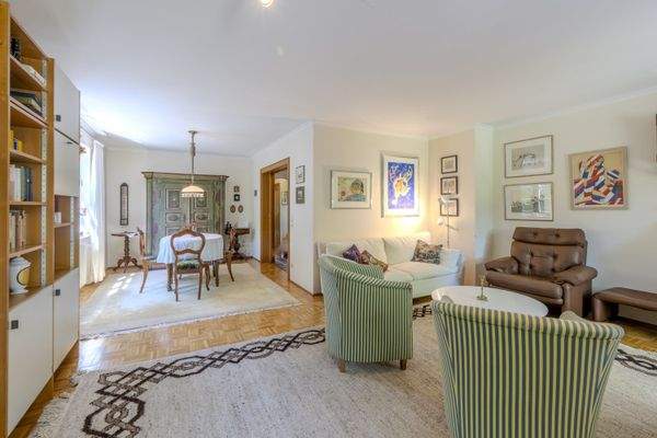 Geräumiges Wohnzimmer