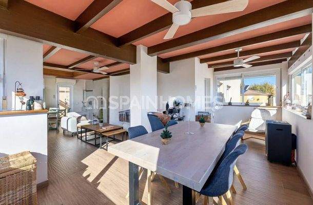 4-Bedroom Sea View Flat with Shared Pool in Benalmádena
