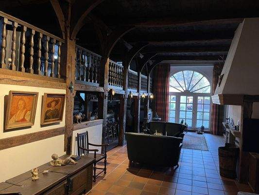 Blick vom Wohnbereich zum Deelentor