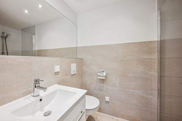 Modern gestaltetes Gäste-WC mit komfortabler Dusche