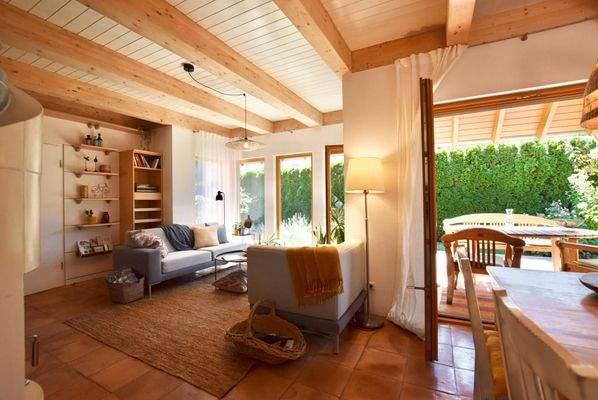 Essbereich mit Blick auf die Terrasse