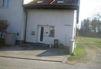 Eingang mit 2 Stellplätzen