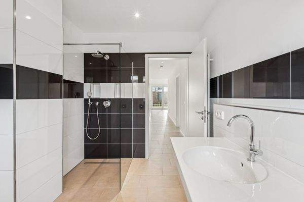 Modernes Badezimmer mit bodengleicher Walk-in-Regendusche