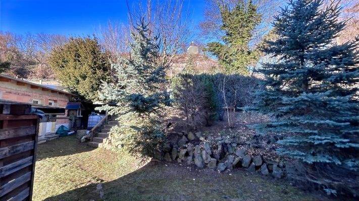 Zugang  zu Gärten und Weinberg hinter dem Haus