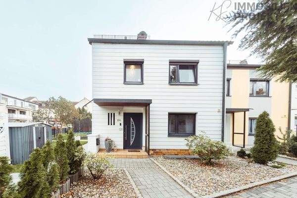 Eingangstüre mit Vorgarten