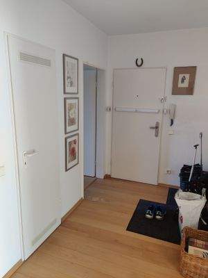Flur Blick zum Wohnungseingang.jpg