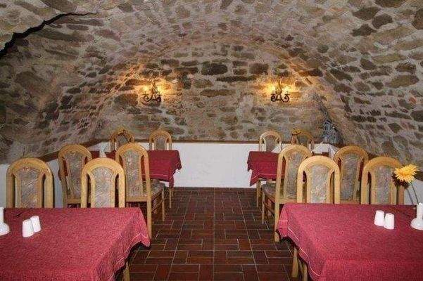 Weinkeller mit ca. 25 Sitzplätzen 