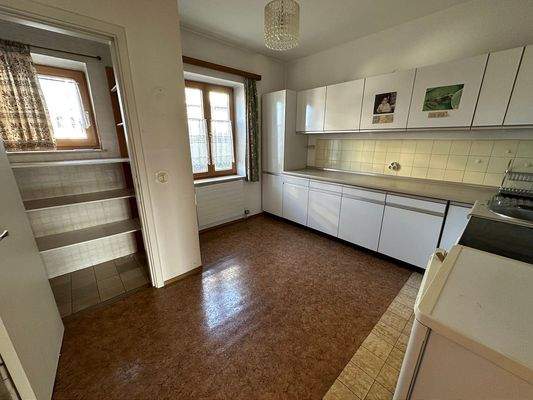 Küche mit kleinem Abstellraum 