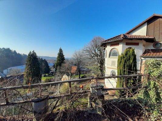 Blick v. Werkstatt auf Haus