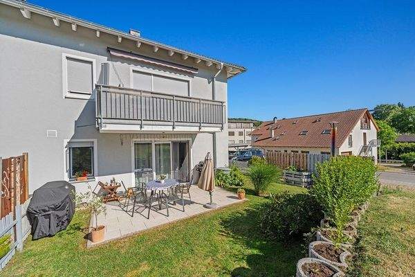 Terrasse mit großem Garten