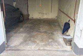 Leere Garage mit Auto