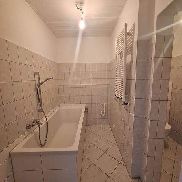 Stilvolle 3-Zimmer-Wohnung mit großem Privatgarten, Balkon und hochwertiger Sanierung in Jena - Photo 3