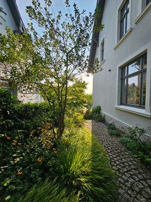 Mit Granitsteinen geplasterte Wege rund ums Haus