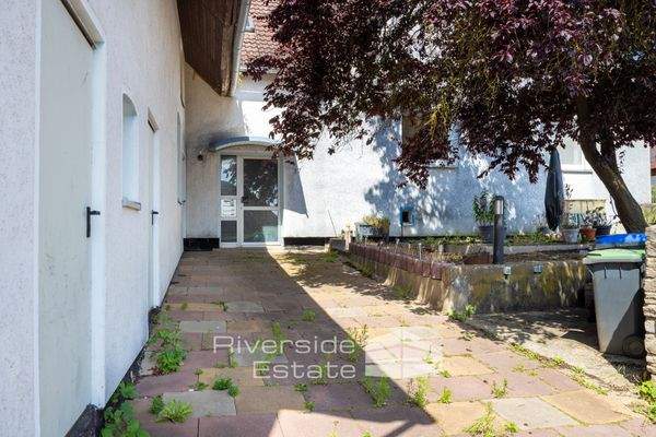 Stellplatz und Hauseingang 