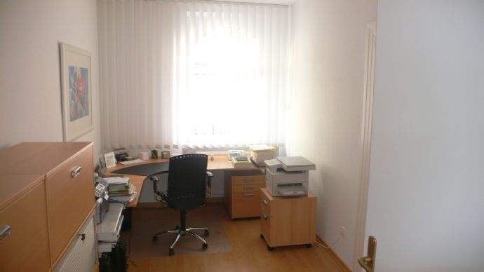 Büro links. Sekretärin