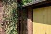 Garage und Seiteneingang zum Garten