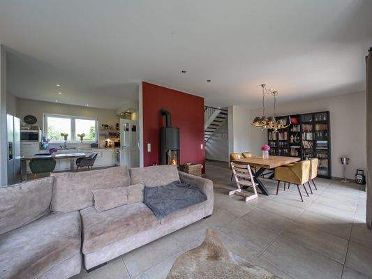 Wohn-/Essbereich mit Küche und Kamin