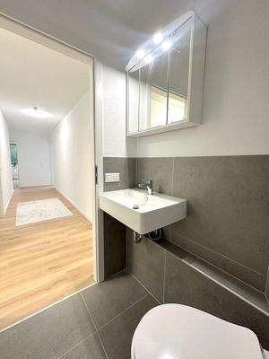 Helles modernes Badezimmer