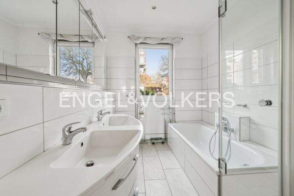 Das großzügige Badezimmer lässt keine Wünsche offen