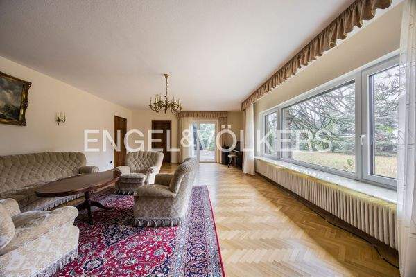 Wohnzimmer mit Blick auf die Terrasse