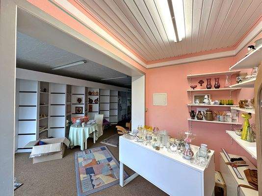 Heller Verkaufsraum im Nebengebäude