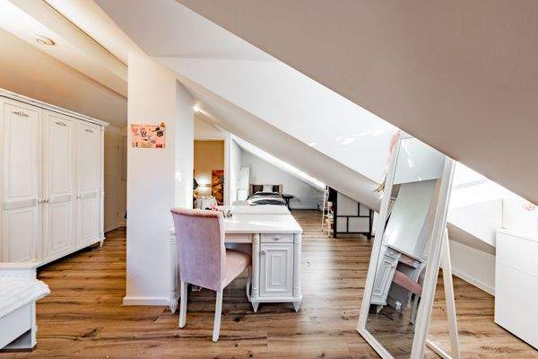 Wohnliches Schlafzimmer oder Hobbyraum im 2. Obergeschoss