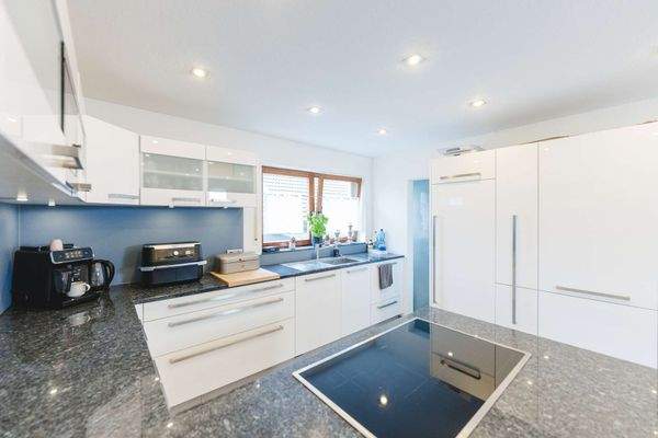 Küche mit Speisekammer EG