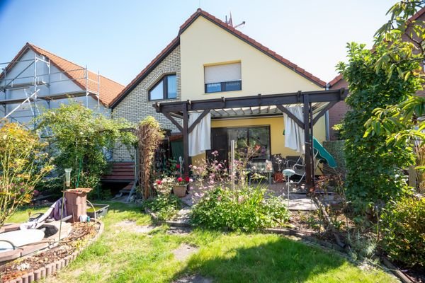 Hausansicht mit Garten