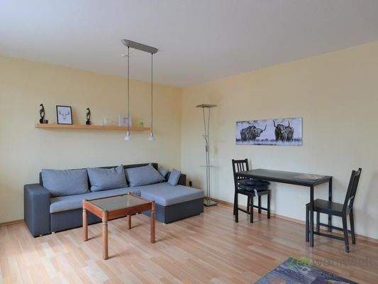 Eckcouch und Esstisch