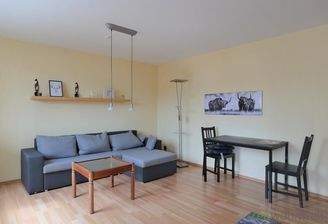 Eckcouch und Esstisch