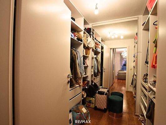 Begehbarer Kleiderschrank