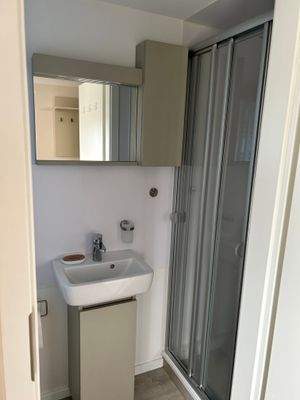 Bad – Dusche & Waschbecken