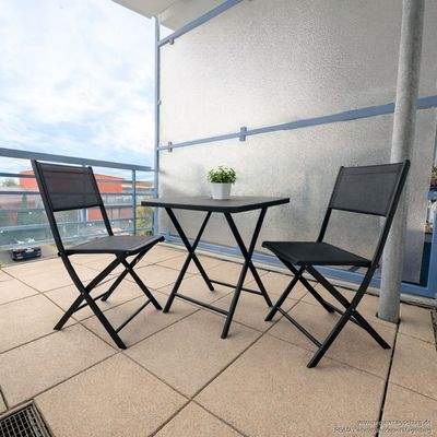 Balkon mit Mustermöblierung