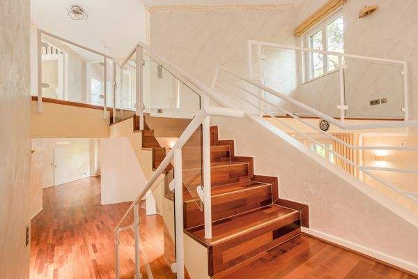 Treppe zur oberen Ebene