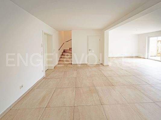 Blick vom Küchenbereich ins Wohnzimmer