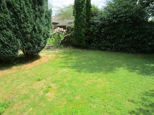 177. Hinterer Gartenbereich des Hauses..JPG