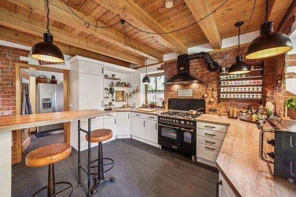 Küche mit Speisekammer