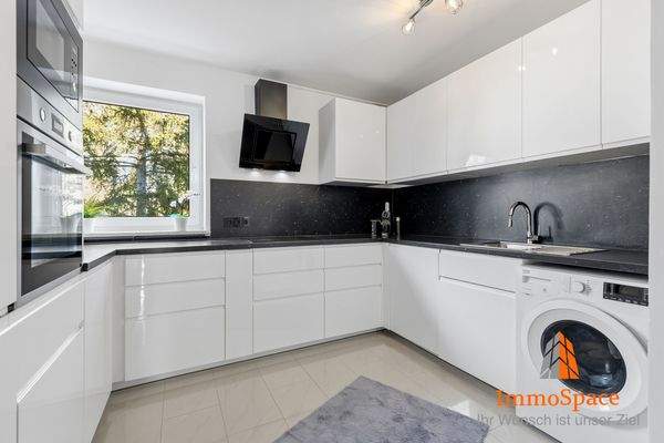 Einbauküche mit allen nötigen Elektrogeräten