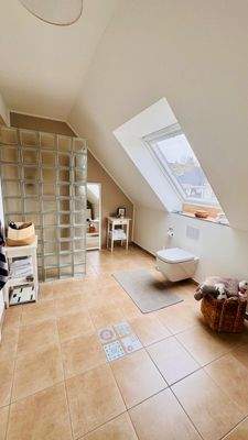 Bad mit bodentiefer Dusche OG.JPG