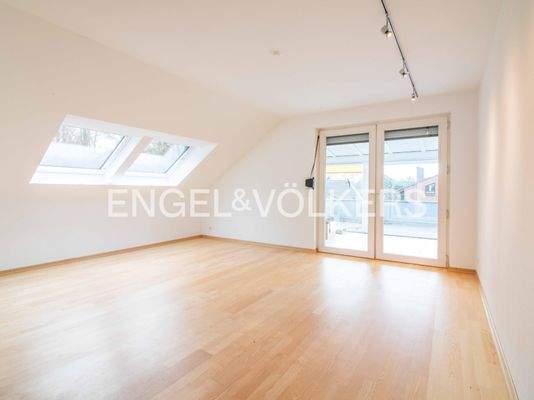 Wohnbereich mit Zugang zum Wintergarten und Dachterrasse