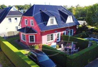 Hausansicht mit Terrasse.jpg