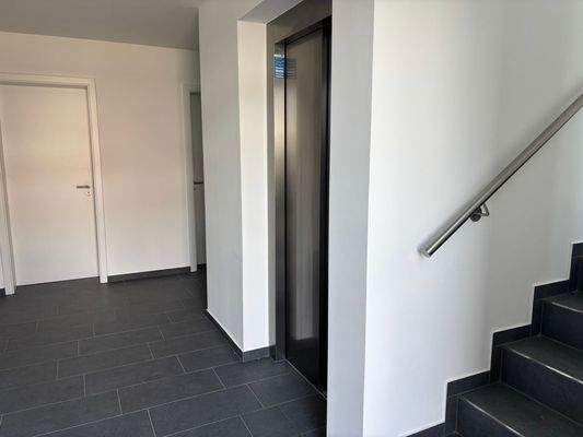 Treppenhaus mit Aufzug