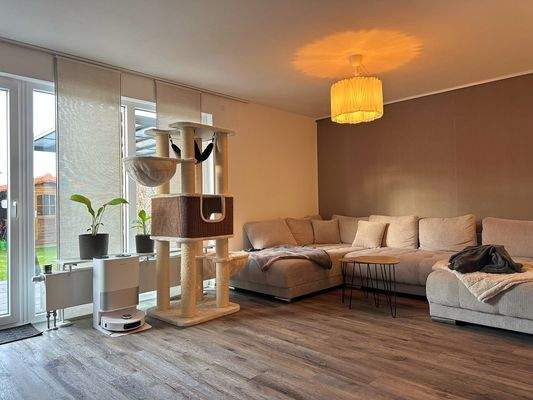 Wohnzimmer mit Zugang zur Terrasse