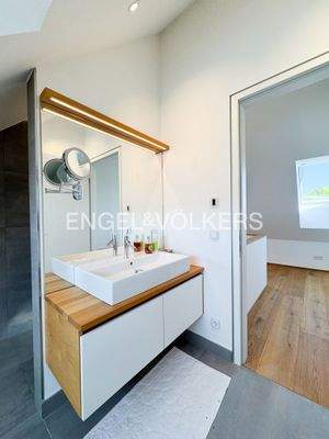 Badezimmer mit Dusche