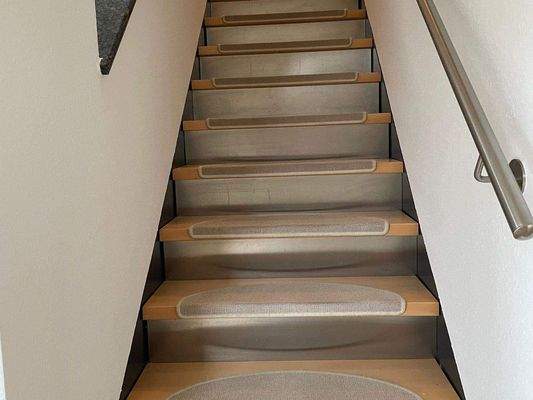 Holztreppe  ins OG